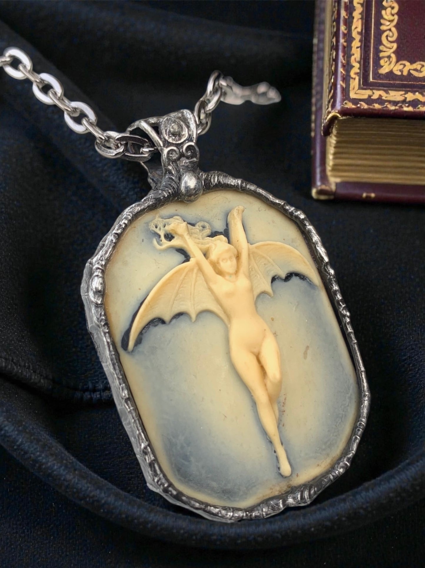 La Femme Chauve-Souris ~resin bat woman Tiffany technique necklace~